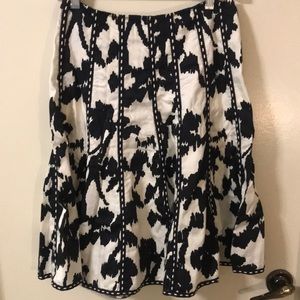 CAbi Black & White Flared Abstract Print Skirt Size 0